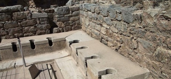 Người La Mã cổ đại dùng miếng bọt biển buộc trên đầu một cái que và sau khi dùng xong, họ nhúng miếng bọt biển vào một cái thùng đầy nước để người kế tiếp có thể… tái sử dụng.