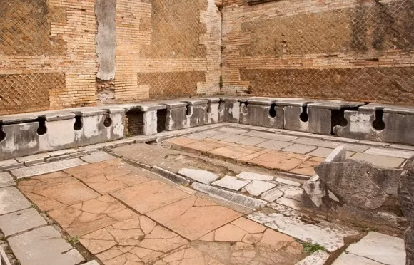 Người có nhu cầu không chỉ có mặt ở nhà vệ sinh để giải quyết 'nỗi buồn' mà còn là nơi để họ thảo luận về các tin tức mới diễn ra.