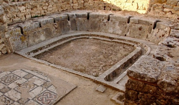 Với cách đi vệ sinh này, một nhà vệ sinh La Mã đã không được coi là nơi buồn tẻ nữa, thậm chí rất náo nhiệt.