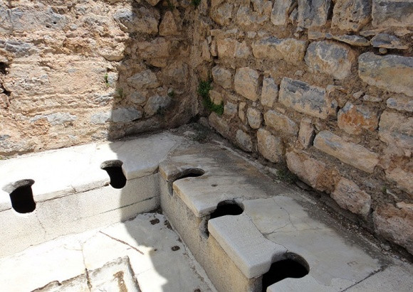 Trên các bức tường bao quanh khu vệ sinh cũng được trang trí những bức tượng đẹp mắt.