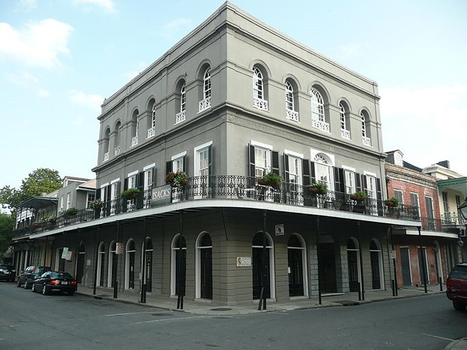 Biệt thự LaLaurie, New Orleans, Louisiana: Delphine LaLaurie là một người có vai vế trong xã hội ở Louisiana vào đầu thế kỷ 19. Tình cờ, khi dinh thự của bà bị cháy, cảnh sát đã phát hiện ra nhiều nô lệ bị tra tấn man rợ trên gác mái. LaLaurie sau đó đã trốn khỏi đây và không ai biết số phận bà ta ra sao nhưng nhiều người vẫn nghe thấy tiếng hét vang vọng của nhiều nạn nhân từ căn biệt thự này.