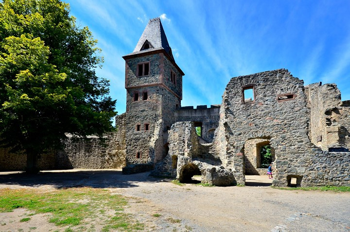 Castle Frankenstein, Odenwald, Đức: Được xây dựng vào năm 1250, lâu đài này từng thuộc sở hữu của Johann Konrad Dippel. Với tham vọng đưa con người trở về từ cõi chết, ông đã tiến hành nhiều nghiên cứu trên những xác chết đào từ dưới mộ lên. Tuy nhiên, ngày nay Dippel và những vật thí nghiệm được cho rằng vẫn rên rỉ ở đây dù tòa lâu đài giờ chỉ là đống đổ nát