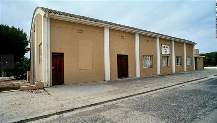 Trong 27 năm bị giam cầm, 18 năm đầu tiên Nelson bị nhốt ở nhà tù trên đảo Robben, thành phố Cape Town của Nam Phi.