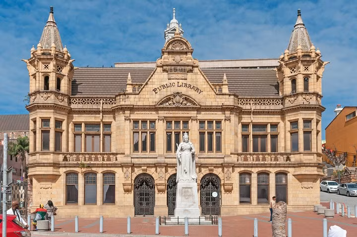 Thư viện Port Elizabeth, Nam Phi: Nhiều người đã đồn thổi câu chuyện về cảnh sát Constable Maxwell bị thiêu cháy ở đây trước khi thư viện này được xây . Khi bia mộ của ông được chuyển tới khu vườn thư viện, thỉnh thoảng ông lại “xuất hiện” cho tới khi nó quay trở về vị trí ban đầu.