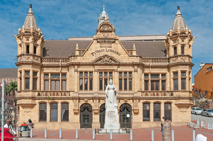 Thư viện Port Elizabeth, Nam Phi: Nhiều người đã đồn thổi câu chuyện về cảnh sát Constable Maxwell bị thiêu cháy ở đây trước khi thư viện này được xây . Khi bia mộ của ông được chuyển tới khu vườn thư viện, thỉnh thoảng ông lại “xuất hiện” cho tới khi nó quay trở về vị trí ban đầu.