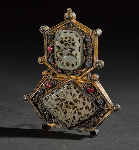 Trang sức đi kèm với triều phục.