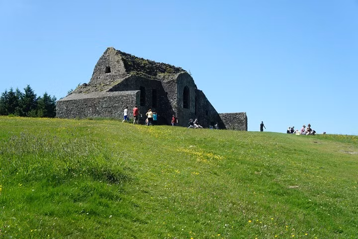 The Hell Fire Club, Montpelier Hill, Dublin, Ireland: Nơi đây vào thế kỷ 18 đã từng là chỗ tụ họp của một nhóm người tới uống rượu, cờ bạc và thờ phụng quỷ dữ. Những câu chuyện tế sống động vật, thiêu người hay hành hạ phụ nữ vẫn còn được kể cho tới ngày nay.