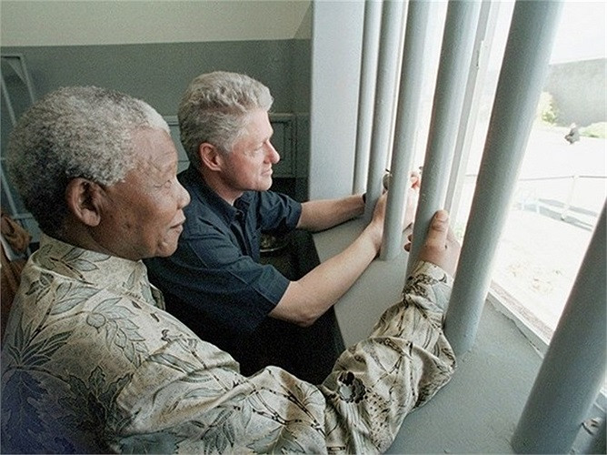 Ông Nelson và Tổng thống Mỹ Cltinton đã thăm lại nơi đã từng giam giữ ông trên đảo Robben năm 1999.