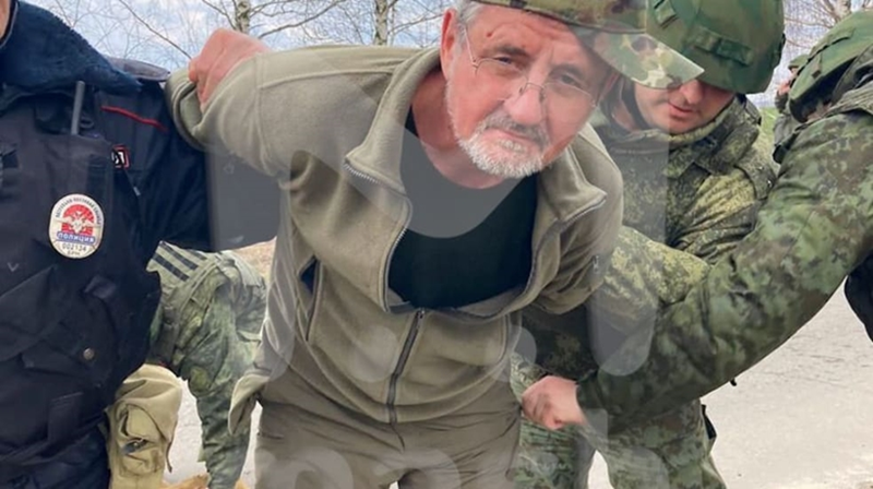 Điều đáng kinh ngạc là Quân đội Ukraine bắt đầu bỏ chạy như cây đổ và hàng chục người chạy tán loạn. Theo tin tức từ tiền tuyến Nga, thậm chí có một lính dù Nga đã bắt được 8 tù binh Ukraine. Những người lính Ukraine bị truy đuổi, đánh đập và trốn chỗ này chỗ kia, hoặc buộc phải đầu hàng hoặc bị bắt sống và trở thành tù binh của Quân đội Nga. Ảnh: The News.