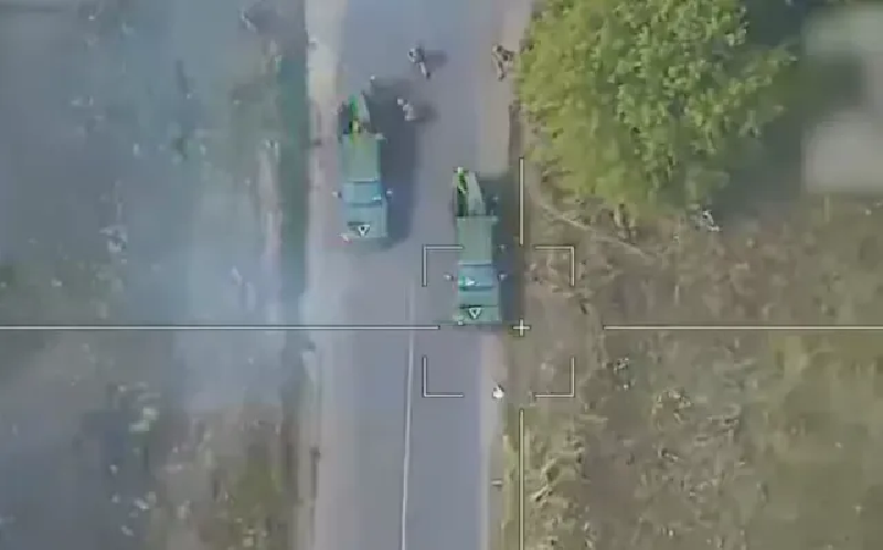 Quân đội Ukraine đã thất bại ở Donbass, nơi Quân đội Nga tiếp tục phát triển cuộc tấn công, bất chấp mọi nỗ lực của Ukraine nhằm ổn định mặt trận. Sau khi hướng Pokrovsk sụp đổ, hướng Kursk cũng đang trong tình trạng tương tự. Mặc dù hiện tại Ukraine đã ngăn chặn được cuộc tấn công của Quân đội Nga ở khu vực Kursk, nhưng điều này sẽ không kéo dài lâu, vì không có lực lượng dự bị và dù sao họ cũng sẽ phải rút lui. Ảnh: EPA.