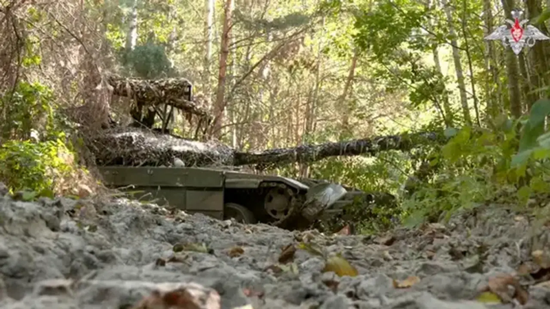 Mặt khác, trong quá trình tấn công Kursk, dù ban đầu Quân đội Ukraine đã thực hiện thành công việc thâm nhập sâu và tiến nhanh nhờ sử dụng chiến thuật điện tử và nhiều phương thức khác nhau, nhưng khi chiến tuyến kéo dài, việc quân Ukraine tiến sâu một mình trở thành sai lầm chiến thuật lớn. Ảnh: Bộ Quốc phòng Nga.