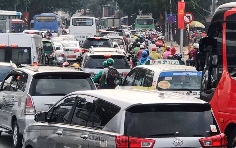 Ghi nhận của PV Kiến Thức vào trưa nay 26 Tết, tình trạng ùn tắc vô cùng nghiêm trọng kéo dài trên cầu Bình Triệu 2 (quận Thủ Đức) sang đường Đinh Bộ Lĩnh (quận Bình Thạnh) đến bến Miền Đông...