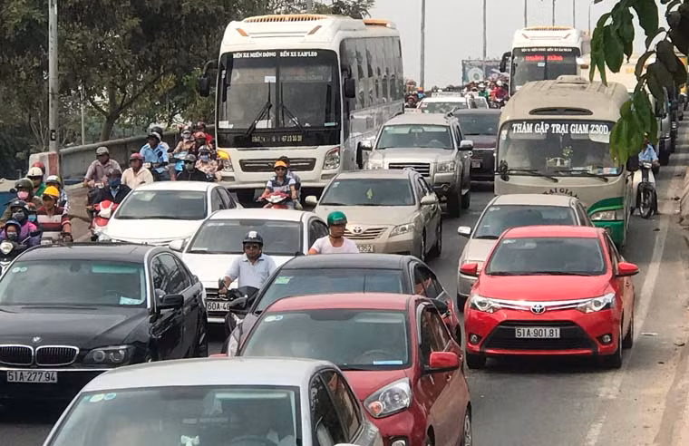 Dòng xe kẹt cứng nối đuôi qua cầu Bình Triệu 2 để vào bến xe Miền Đông.