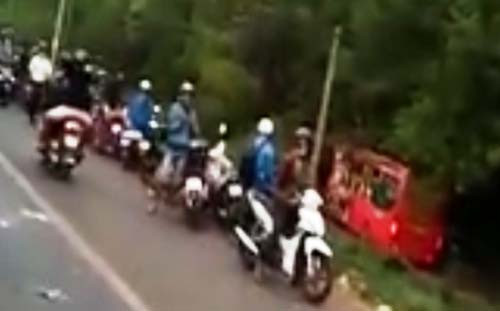 Xe khách Phương Trang lao hàng trăm mét vào vườn cao su ven đường