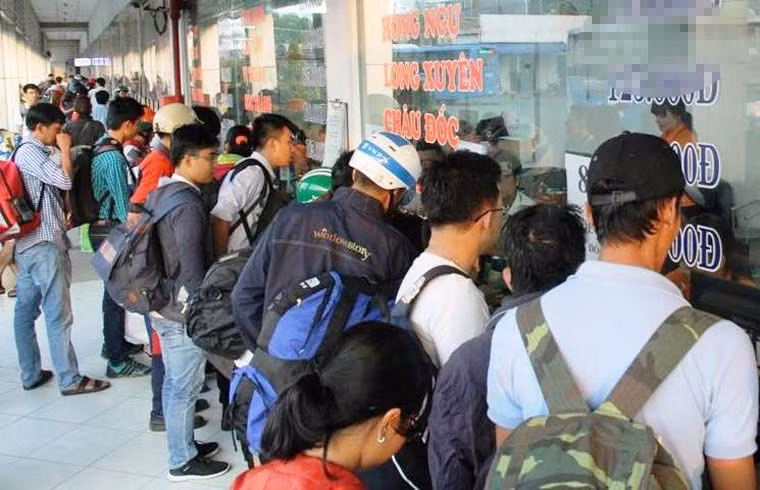 Người dân chen chân mua vé xe để về quê trong chiều 26 Tết.