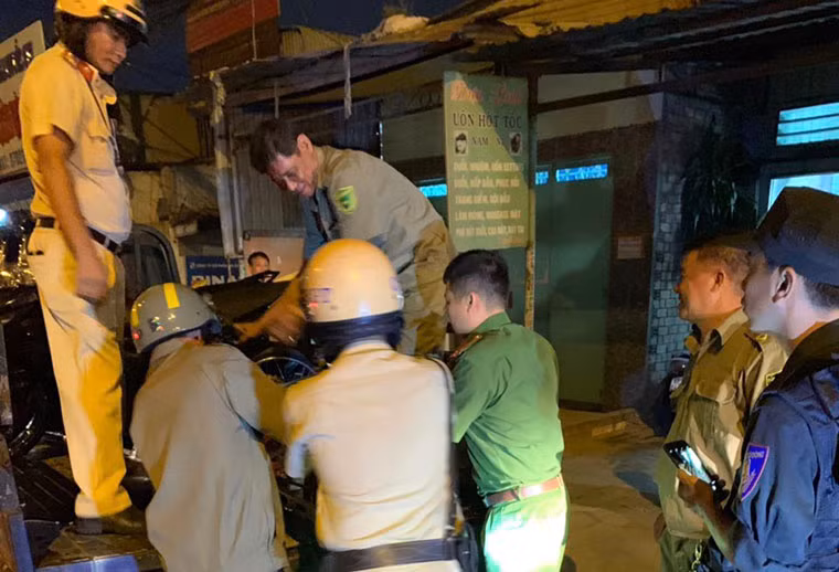 Cảnh sát xuyên đêm làm việc tại tiệm sửa xe và thu giữ nhiều vật chứng liên quan.