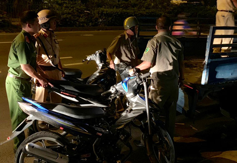 Cơ quan chức năng đưa tang vật là những chiếc xe "độ", kiểu dáng "quái dị" về trụ sở để làm rõ nguồn gốc.