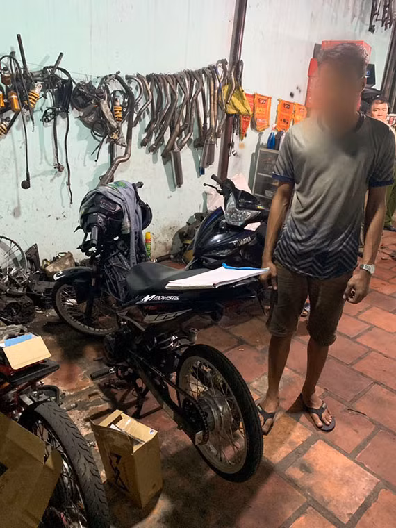 Theo thông tin ban đầu, từ tin báo của quần chúng nhân dân khu vực các tuyến đường xung quanh các trường Đại học Kinh tế Luật, Đại học Nông Lâm, Đại học Quốc gia… (giáp giữa địa bàn phường Đông Hòa và phường Linh Xuân, Linh Trung (quận Thủ Đức, TP HCM) về tình trạng thường xuyên có nhiều nhóm thanh niên chạy xe máy đôn dên, xoáy nồng, xe “cọp” dàn hàng ngang, nẹt pô, so kè tốc độ… gây mất an ninh trật tự và nguy cơ gây tai nạn cho người dân.