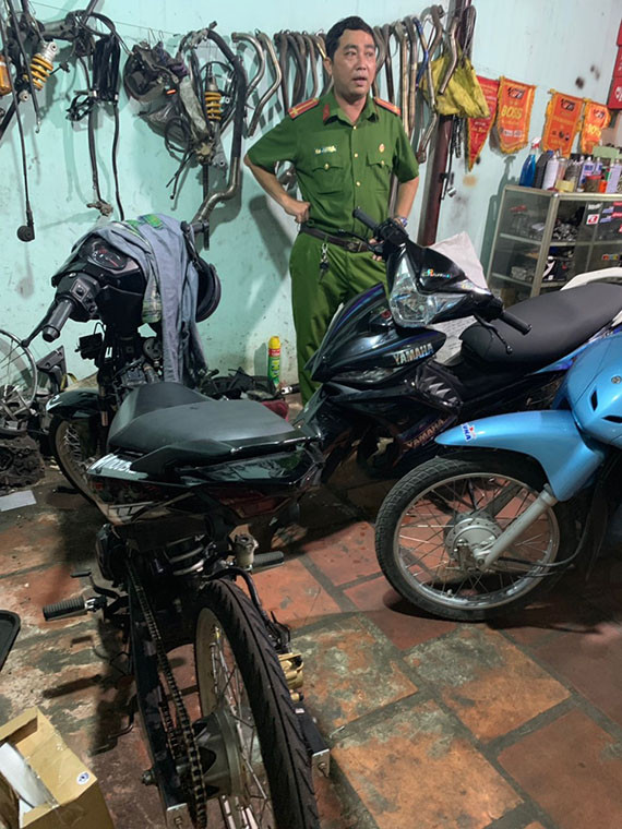 Lực lượng Công an phường Đông Hòa rà soát và phát hiện điểm sửa xe “Trọng” chính là nơi các “quái xế” thường lui tới để “ độ xe”.