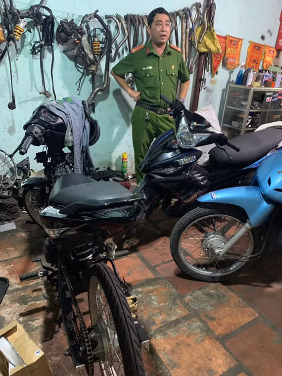 Lực lượng Công an phường Đông Hòa rà soát và phát hiện điểm sửa xe “Trọng” chính là nơi các “quái xế” thường lui tới để “ độ xe”.