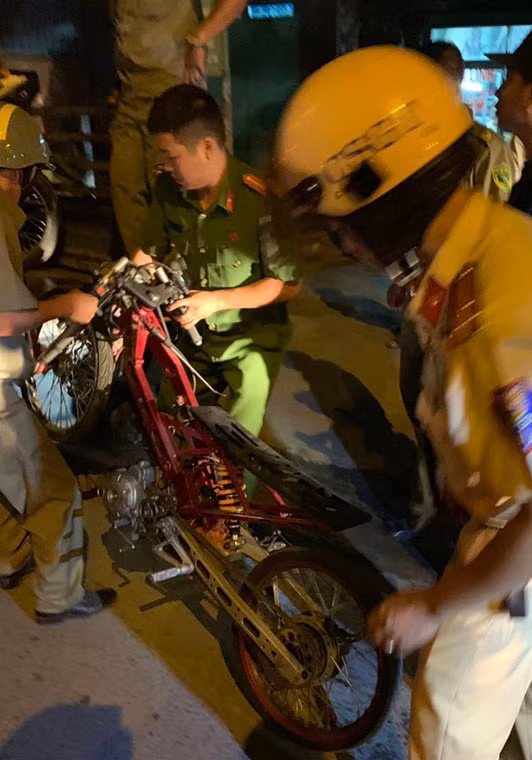 Tối 26/10, Công an phường Đông Hòa phối hợp với Đội CSGT Rạch Chiếc (đơn vị đảm nhiệm tuần tra, kiểm soát giao thông tuyến quốc lộ 1 từ cầu Đồng Nai về cầu vượt Linh Xuân) và Cảnh sát Cơ động (Công an TPHCM) bất ngờ tiến hành kiểm tra hành chính tiệm sửa xe nói trên. 