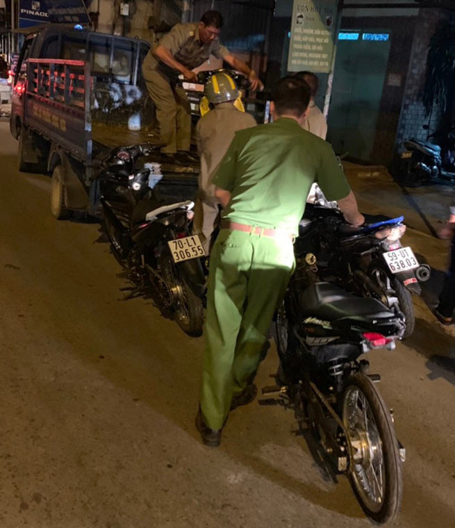 Lực lượng công an đã tạm giữ 5 phương tiện các loại để làm rõ nguồn gốc cũng như dấu hiệu “tiếp tay” cho các “quái xế” gây rối trật tự của chủ tiệm sửa xe này.