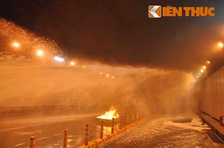 Theo tình huống giả định PCCC, sau khi chiếc xe tải gây tai nạn liên hoàn khiến hàng chục xe máy lao vào nhau trượt dài trên mặt đường và bốc cháy dữ dội...