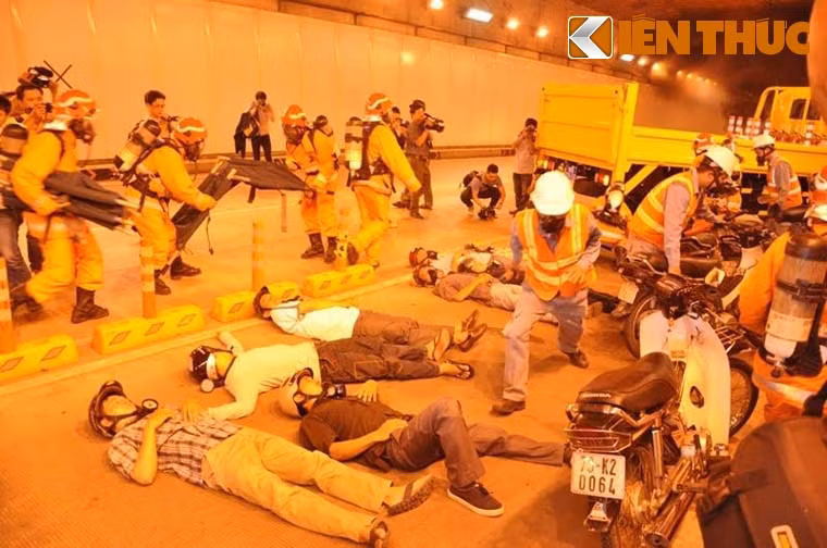 18 nạn nhân nằm la liệt trên đường, trong số đó chỉ có vài người đứng dậy được nhưng tinh thần hoảng loạn chạy ngược ra hướng quận 2 kêu cứu.