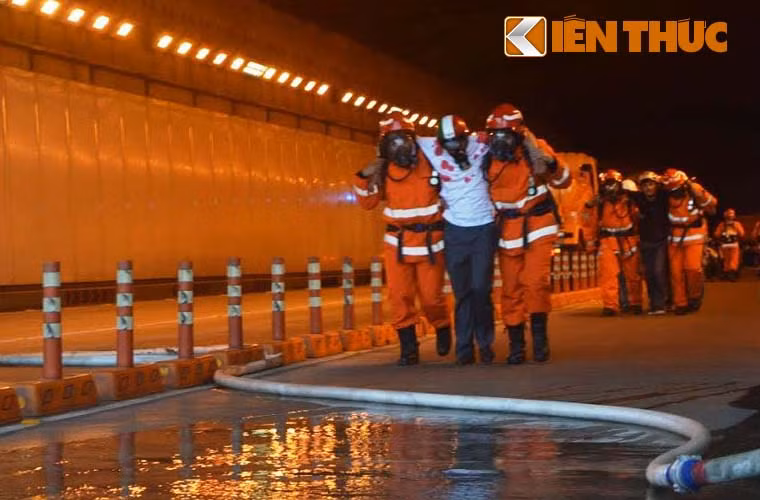 Lực lượng CH-CN nhanh chóng đưa các nạn nhân ra khỏi khu vực hầm...