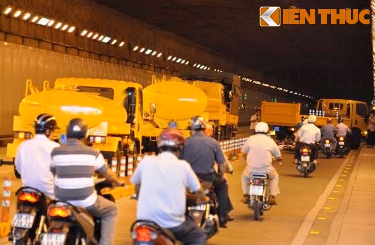 Dien tap PCCC o ham Thu Thiem khien nguoi xe hot hoang