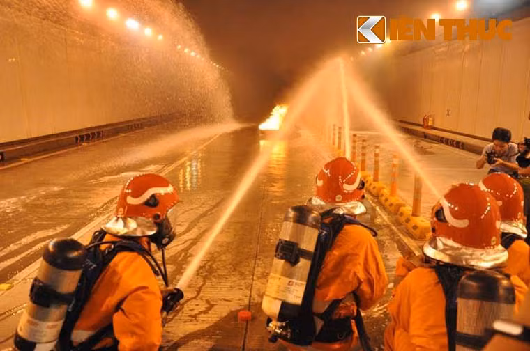 Trong tíc tắc, lửa bao trùm hàng loạt phương tiện gặp nạn, khói bốc nghi ngút kèm theo nhiệt độ cao bao phủ mặt hầm. Qua hệ thống báo động và camera quan sát, Trung tâm Quản lý hầm đã nhanh chóng điều lực lượng tại chỗ đến hiện trường để xử lý.