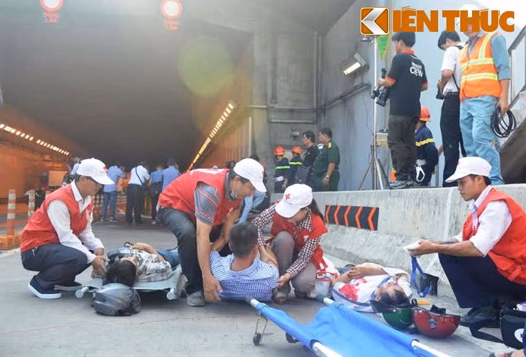 Nhiều nhân viên y tế cũng đã có mặt sẵn làm công tác sơ cứu...