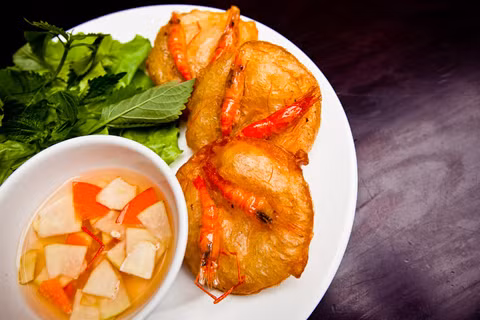 Bánh tôm Hồ Tây: Là một đặc sản Hồ Tây nổi tiếng và còn là một trong các món ăn nổi tiếng của Hà Nội.