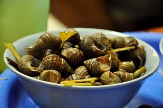 Ốc luộc Hồ Tây cũng là món quà ăn vặt được người Hà Nội yêu thích.