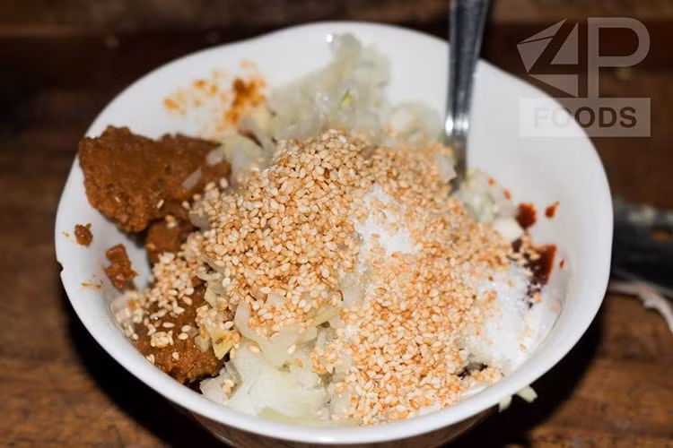 Cách pha nước chấm đồ nướng kiểu Hàn: Bạn hãy lấy các nguyên liệu pha đồ chấm theo tỷ lệ 2 muỗng ăn cơm tương ớt, 2 muỗng ăn cơm tương đậu và 2 muỗng ăn cơm dầu mè, sau đó tiếp tục cho thêm hành băm, tỏi băm và vừng rang vàng vào bát. Nêm thêm 1,5 thìa ăn cơm đường kính trắng.