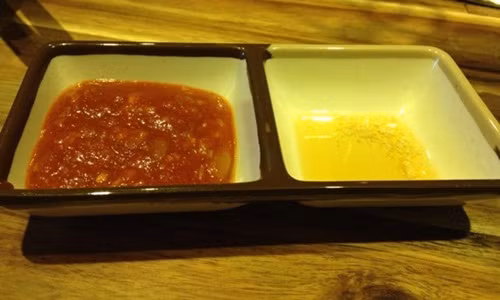 Nguyên liệu bạn cần chuẩn bị chỉ là muối trắng, 1 chai dầu mè. Sau khi chuẩn bị đủ nguyên liệu bạn cho muối vào chảo rang giòn, rồi múc ra bát. Tiếp đó, bạn lấy cái chày giã từng hạt muối hơi dập ra rồi đổ dầu mè vào ngoáy đều là xong.