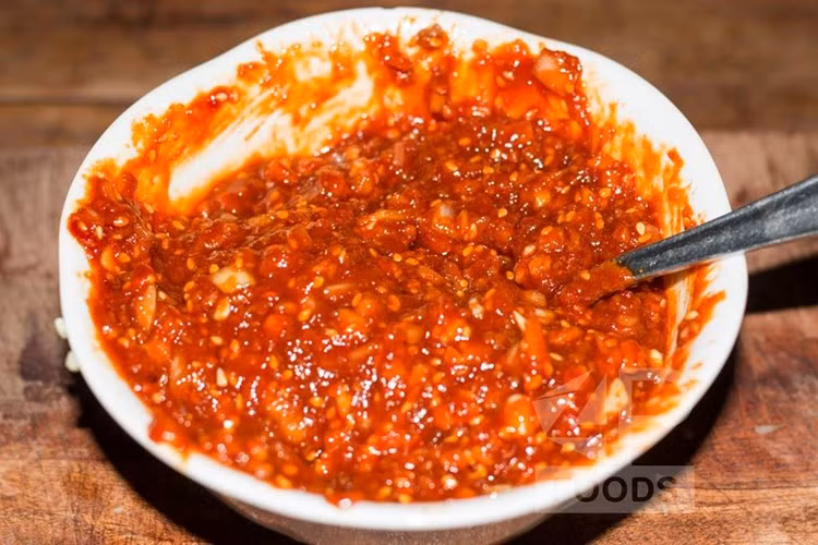 Dùng thìa trộn đều các nguyên liệu với nhau tới khi sốt có màu đỏ bắt mắt, đều vị.