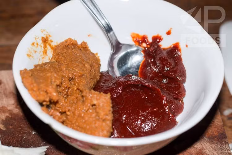 Nguyên liệu làm sốt chấm món nướng kiểu Hàn Quốc cần có: Vừng rang vàng, tỏi, hành tây, tương đậu, tương ớt, dầu mè.