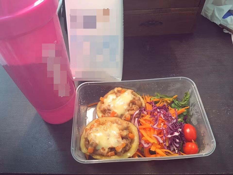 Một thực đơn ăn sáng khác gồm rau luộc, thịt và củ quả nướng cùng sữa tươi ít béo. Ảnh: 8 showbiz.