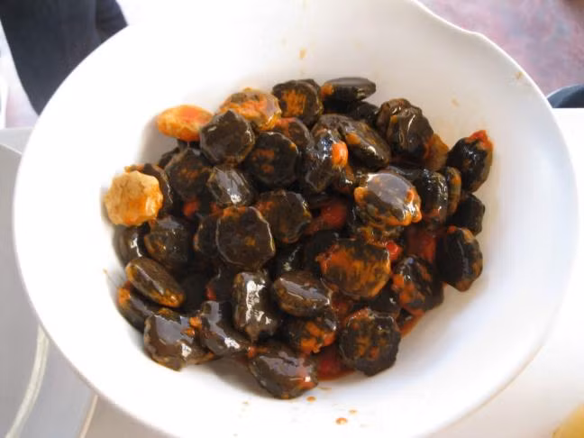 Ngoài ra, bạn có thể giã nhân hạt gấc hòa với một ít rượu, đắp lên chỗ mụn sưng, đắp liên tục, ngày thay thuốc 1 lần, rất nhanh khỏi. Ảnh: Bài thuốc.