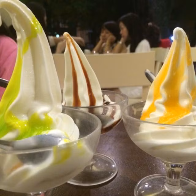 Kem chua nhưng không hề chua như tên gọi. Kem có rất nhiều vị khác nhau như: vị chanh, socola, bạc hà, dâu rừng, dưa vàng, chuối… Ảnh: Em đẹp.