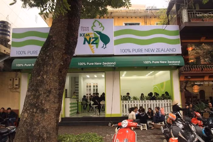 Kem chua: Có hai con phố tại Hà Nội mà các bạn trẻ có thể thưởng thức món kem chua đó là ở phố Lý Thường Kiệt và Trần Hưng Đạo. Ảnh: Em đẹp.