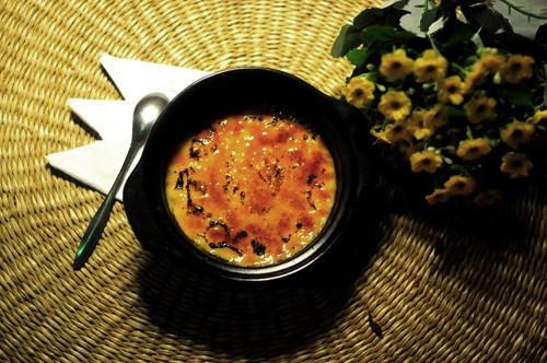 Món kem nướng thường được nướng trực tiếp tại bàn ăn liên tục cho đến khi đường ở trên mặt ly kem tan hết ra tạo thành một lớp tráng phía trên hấp dẫn và lạ mắt. Ảnh: Womantoday.