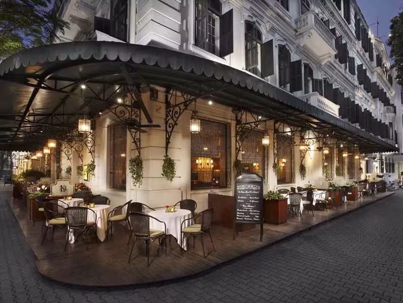 Nàng thích sang chảnh thì nên thưởng thức buffe hoặc set menu có sẵn tại các khách sạn nổi tiếng. Ảnh: Facebook.