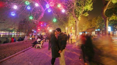 Ở đây có không gian tuyệt vời để chụp nhiều bức ảnh đẹp. Khi mệt bạn còn có thể ăn nhiều đặc sản ngon của Hà Nội ngay khu vực đó như bún ốc chợ Đồng Xuân. Ảnh: Facebook.