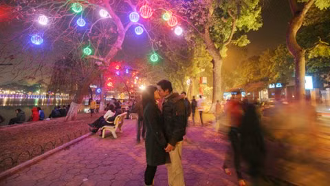 Ở đây có không gian tuyệt vời để chụp nhiều bức ảnh đẹp. Khi mệt bạn còn có thể ăn nhiều đặc sản ngon của Hà Nội ngay khu vực đó như bún ốc chợ Đồng Xuân. Ảnh: Facebook.