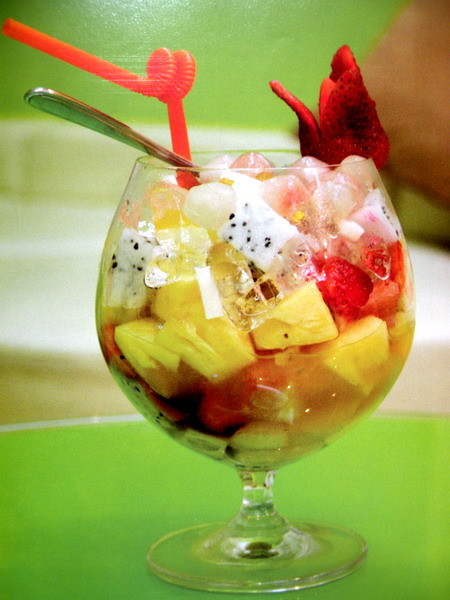 Hoa quả dầm nổi tiếng phố Tố Tịch thì giúp giải khát tuyệt vời. Ảnh: Món ngon Hà Nội.