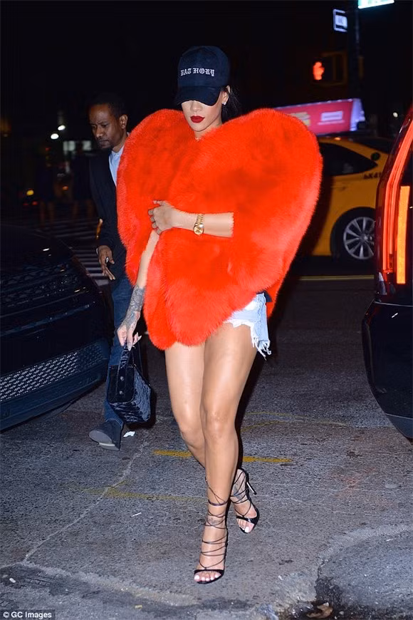 Một trong những thiết kế váy áo kỳ dị khiến làng thời trang xôn xao là áo lông hình trái tim của Rihanna.