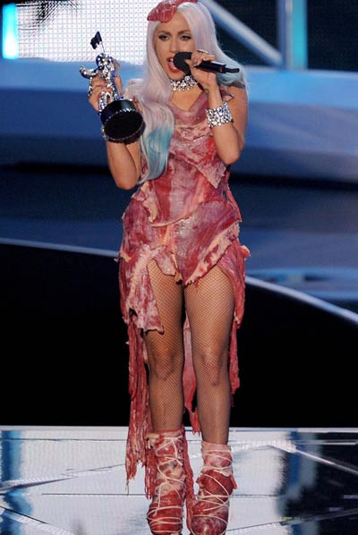 Xếp thứ hai trong danh sách quần áo kinh dị là bộ váy thịt tươi của Lady Gaga. Ảnh: Thời trang sao.