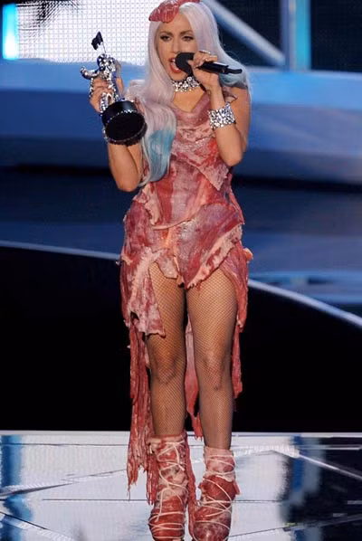 Xếp thứ hai trong danh sách quần áo kinh dị là bộ váy thịt tươi của Lady Gaga. Ảnh: Thời trang sao.